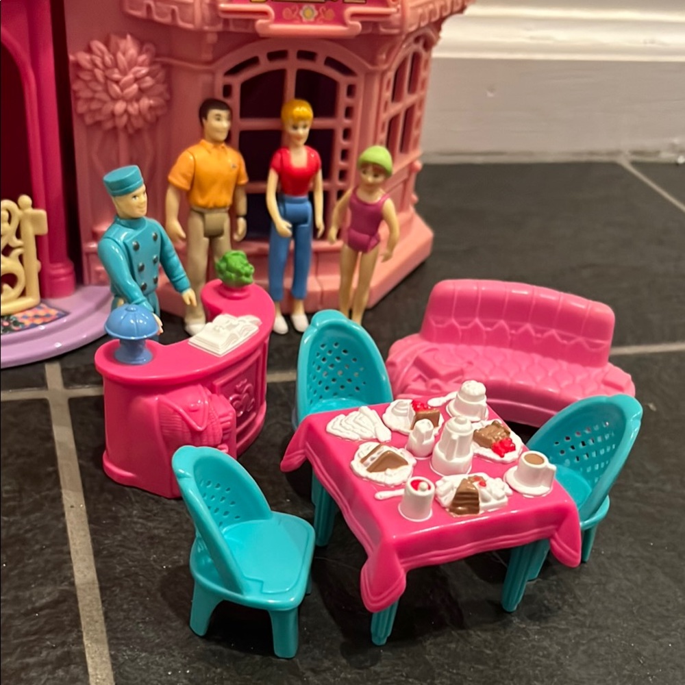 COPY - Fisher Price Sweet Streets Hotel with dolls and accessories - Picture 7 of 8